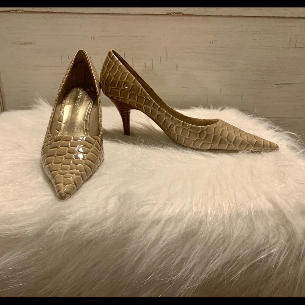 Faux alligator pumps